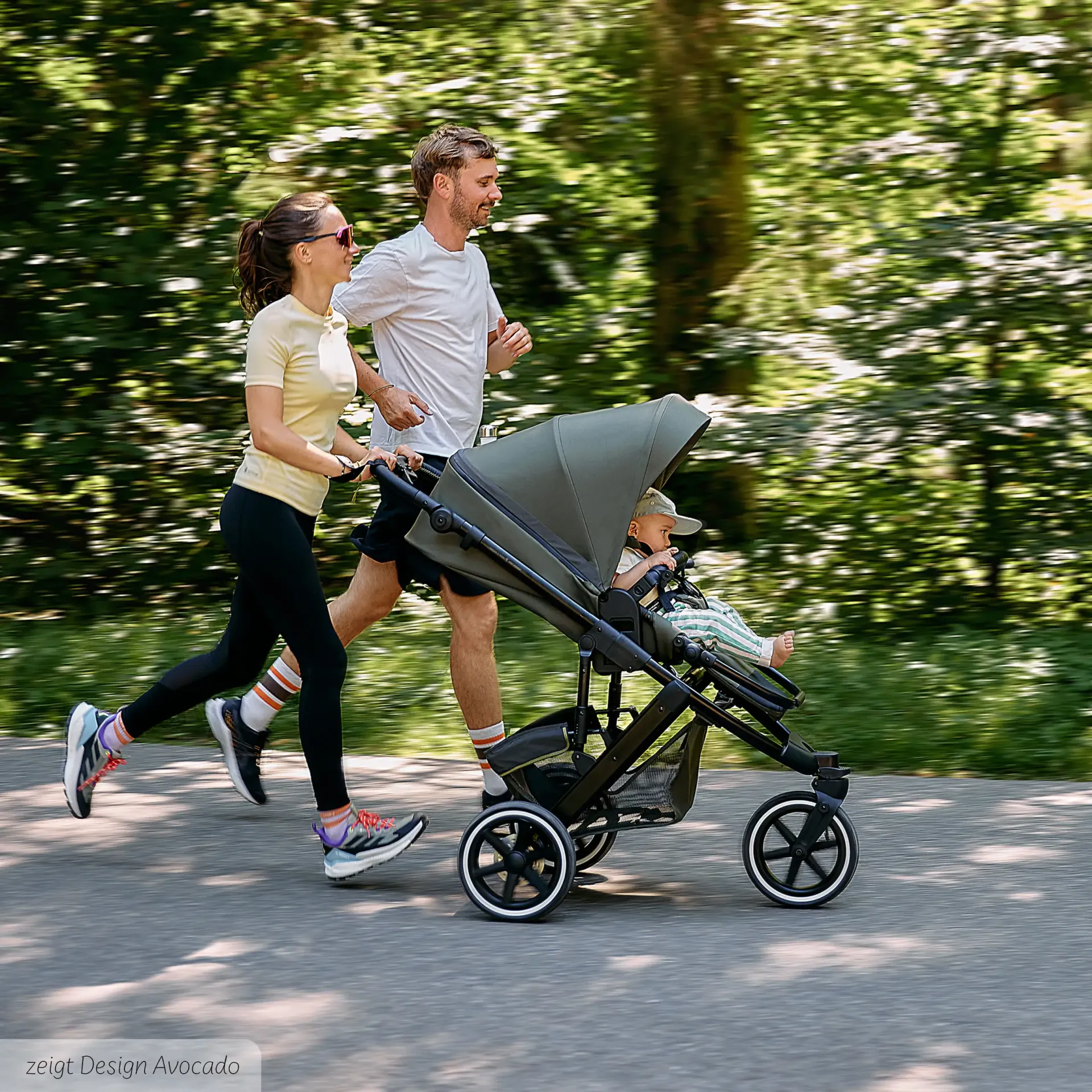 Eltern joggen mit dem buggy